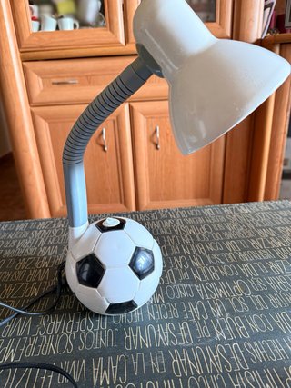 Lampada da scrivania con design divertente da pallone da calcio, ideale per camerette