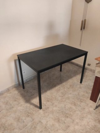 Mesa de comedor negra y marrón
