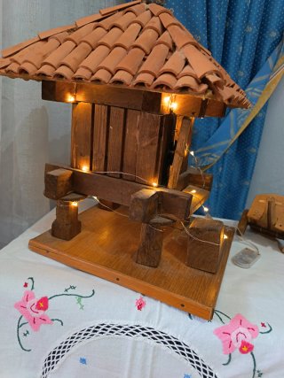 Hórreo artesanal de madera y terracota