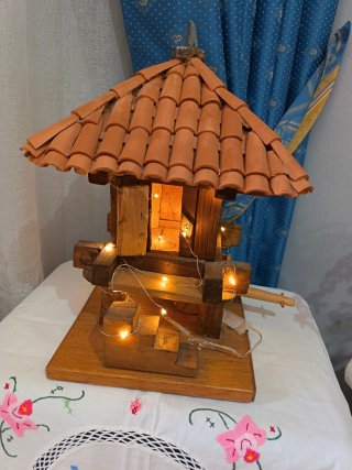 Hórreo artesanal de madera y terracota