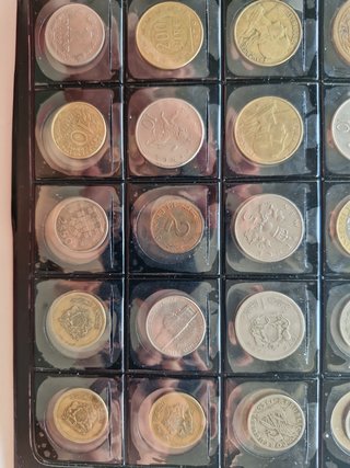 Lote 72 monedas extranjeras siglo XX
