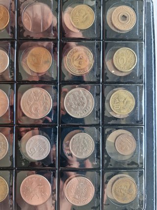Lote 72 monedas extranjeras siglo XX
