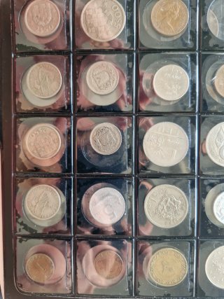 Lote 72 monedas extranjeras siglo XX