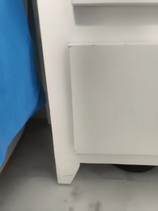 Mesita de noche blanca de madera