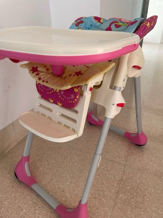 Trona Chicco con cojín estampado.