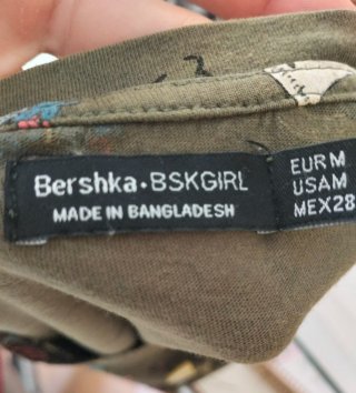 Top Bershka verde estampado dibujos