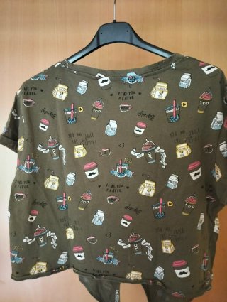 Top Bershka verde estampado dibujos