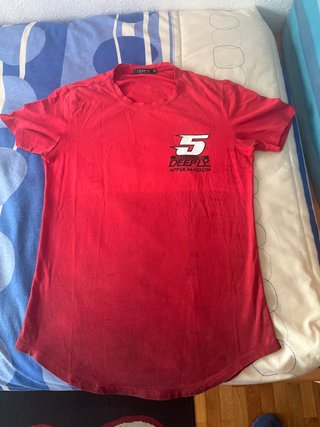 Camiseta GBY roja con estampado