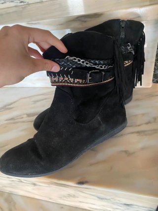 Botas negras con adornos