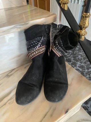 Botas negras con adornos
