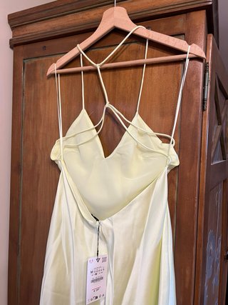 Vestido amarillo de tirantes, espalda al aire.