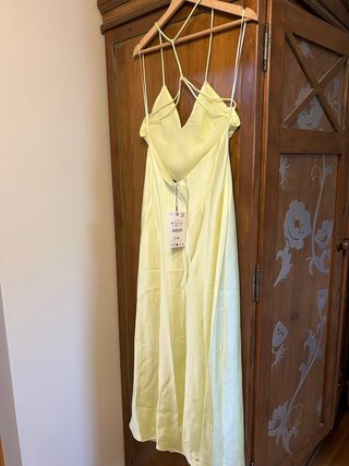 Vestido amarillo de tirantes, espalda al aire.