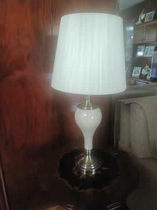 Lámpara de mesa beige y marrón