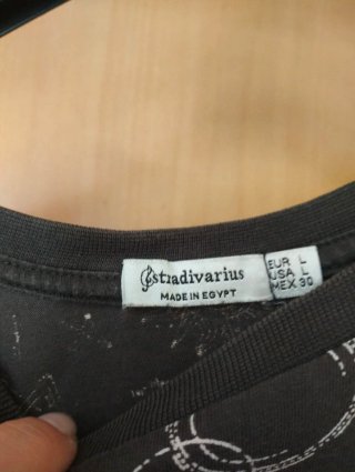 Camiseta Negra Estampada Stradivarius Talla L