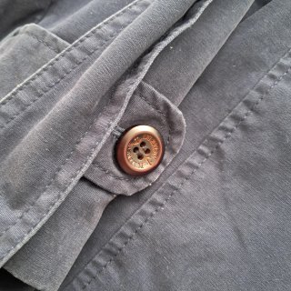 Gabardina azul con detalles marrones