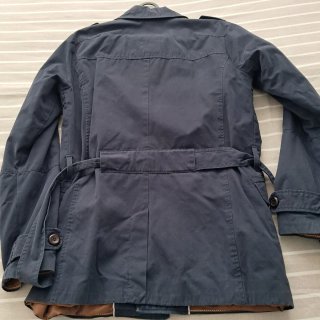 Gabardina azul con detalles marrones