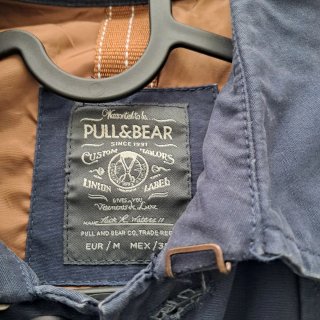 Gabardina azul con detalles marrones