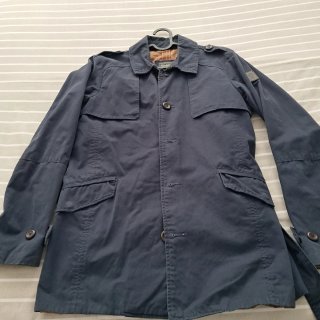 Gabardina azul con detalles marrones