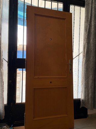 Puerta de madera brindada