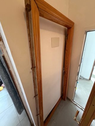 Puerta de madera brindada