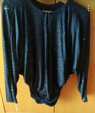 Blusa negra manga murciélago con pedrería