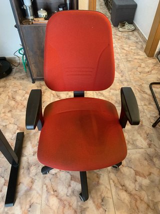 Silla de oficina roja y negra