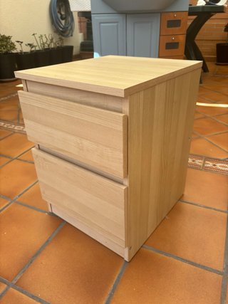 Mesilla de noche de madera con 2 cajones