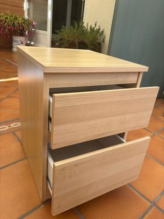 Mesilla de noche de madera con 2 cajones