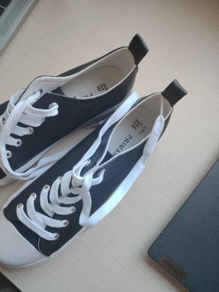 Zapatillas deportivas negras y blancas