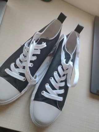 Zapatillas deportivas negras y blancas