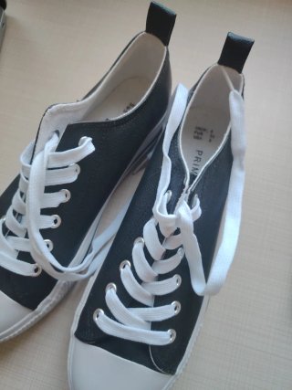 Zapatillas deportivas negras y blancas