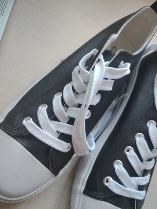 Zapatillas deportivas negras y blancas