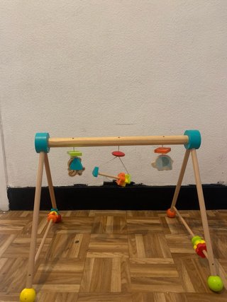 Gimnasio de actividades para bebé de madera