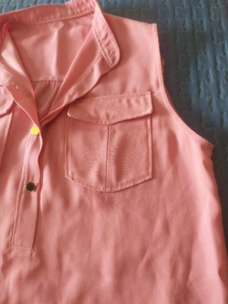 Blusa sin mangas rosa de modista