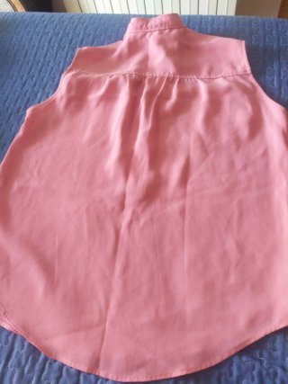 Blusa sin mangas rosa de modista