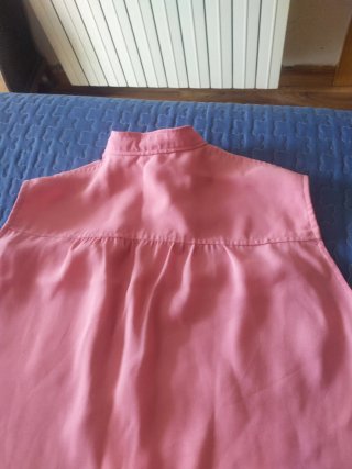 Blusa sin mangas rosa de modista