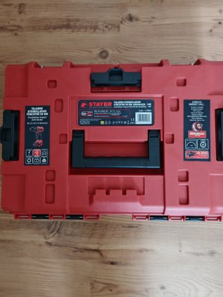 Caja de herramientas vacía roja y negra