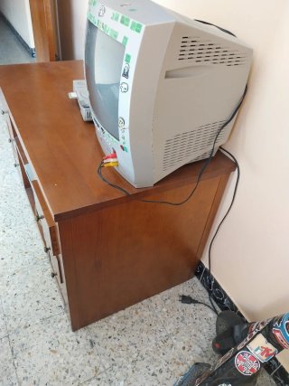 Mueble de madera maciza