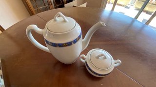 Tetera y azucarero de porcelana
