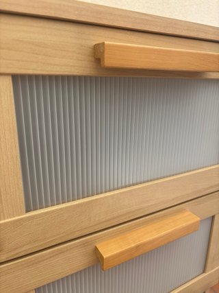 Cómoda alta de madera con cajones