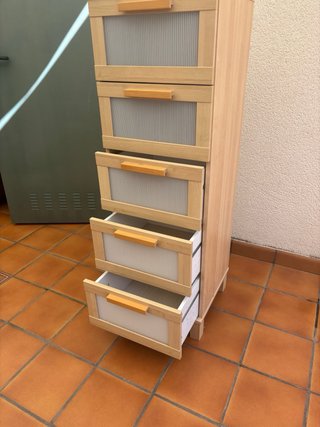 Cómoda alta de madera con cajones