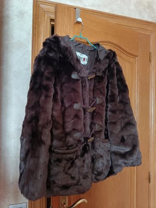 Chaquetón de pelo marrón con capucha
