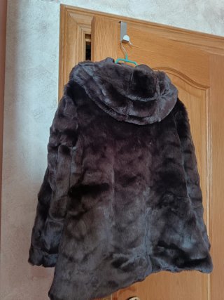 Chaquetón de pelo marrón con capucha