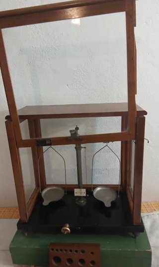 Antigua balanza de precisión de laboratorio