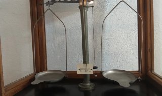 Antigua balanza de precisión de laboratorio