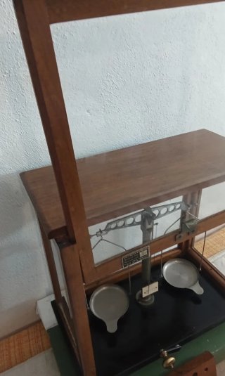 Antigua balanza de precisión de laboratorio