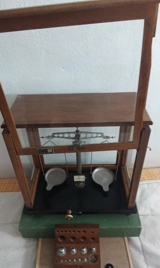 Antigua balanza de precisión de laboratorio