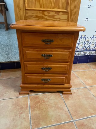 Mesita de noche madera 4 cajones.