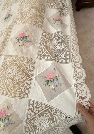 Antica coperta letto ricamata a mano su lino