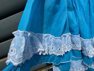 Vestido de volantes azul talla XS. Talla 14 años